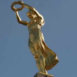 Zlatna žena stoji na obelisku visokom 22 metra